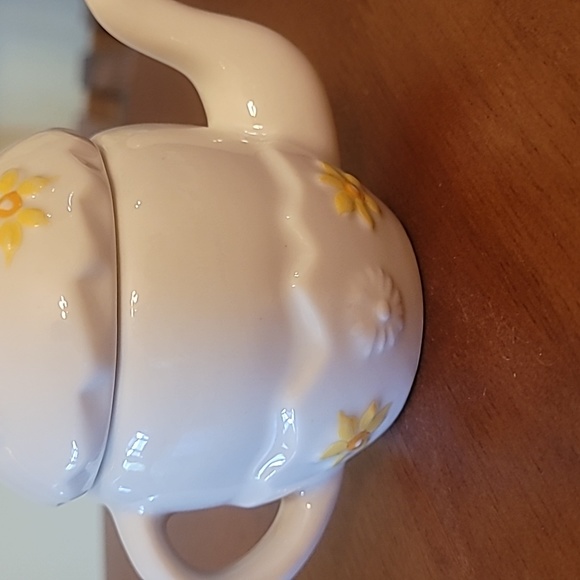 Beleek Ireland Pottery Mini Bunny Teapot - Picture 6 of 6